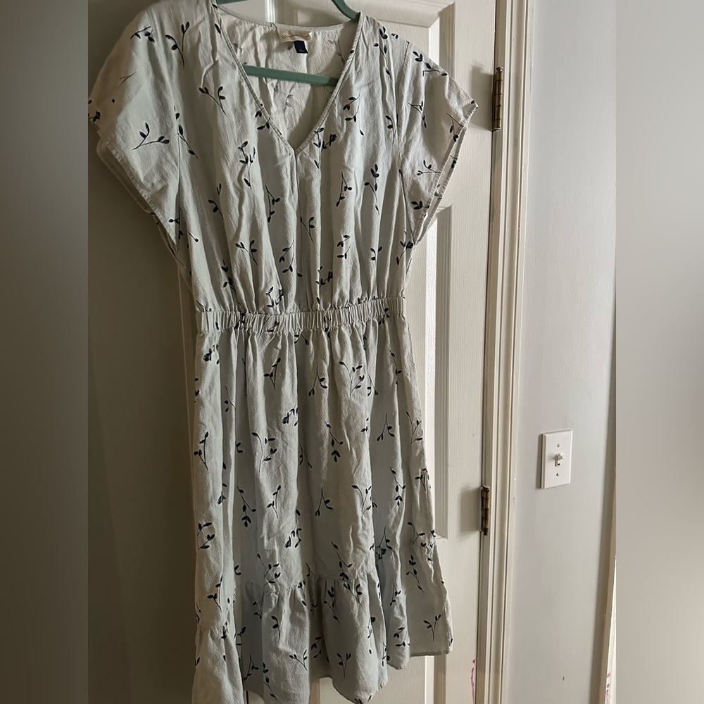 Universal thread maternity dress. Light blue/gray background with navy flowers.